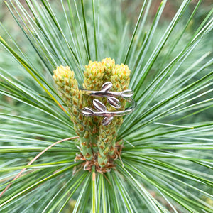 Petite leaves ring