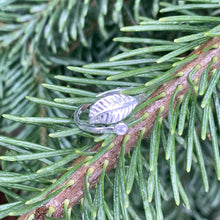 Load image into Gallery viewer, Delicate leaf with CZ Ring
